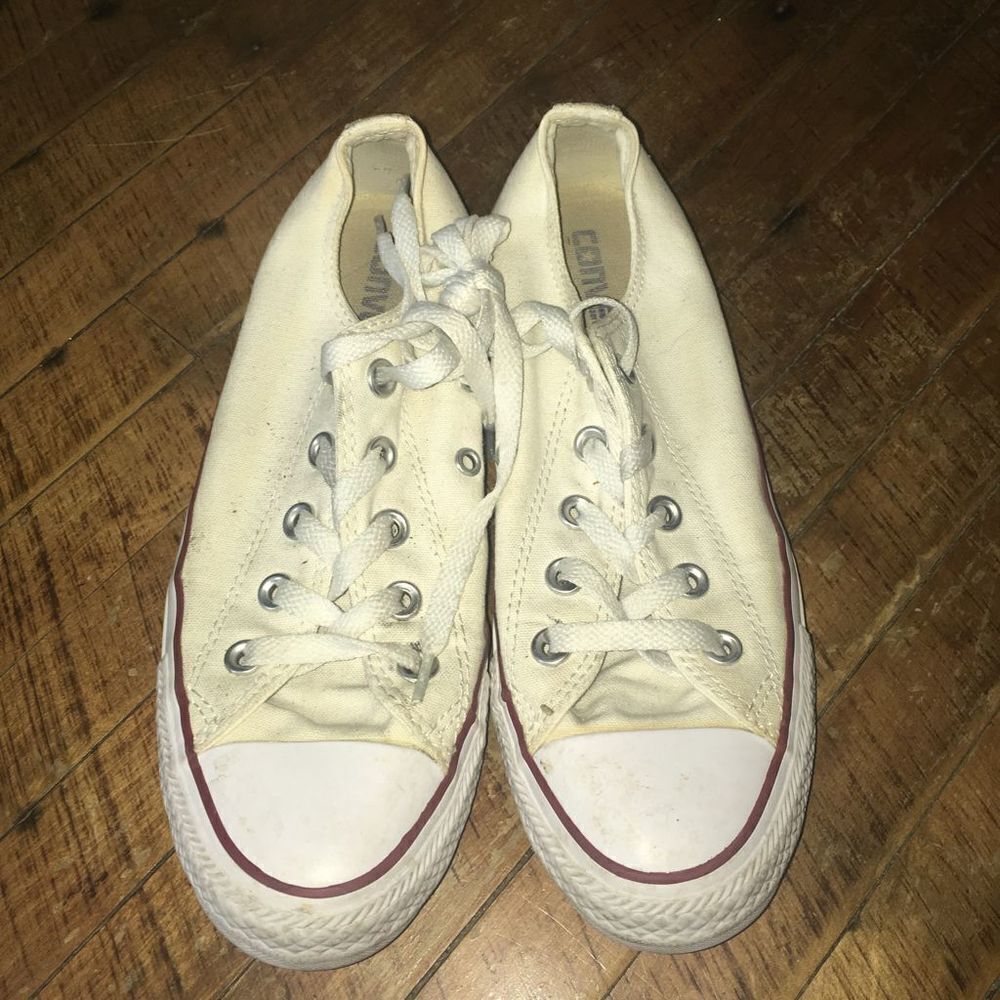 Converse off white low top size 6 classic Chuck Taylor shoes